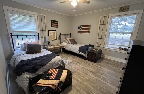 Fairhope House | Cozy Farmhouse 5 mins from downtown Fairhope and Pier - Pet-Friendly!
