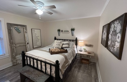 Fairhope House | Cozy Farmhouse 5 mins from downtown Fairhope and Pier - Pet-Friendly!
