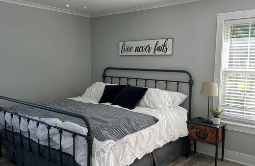 Fairhope House | Cozy Farmhouse 5 mins from downtown Fairhope and Pier - Pet-Friendly!