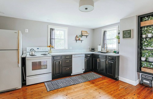 Luray House | Cozy Farmhouse by Shenandoah with Mountain Views