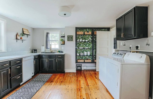 Luray House | Cozy Farmhouse by Shenandoah with Mountain Views
