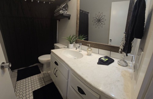 Cloverdale Other | Cozy Farmhouse w/short walk to a private laken