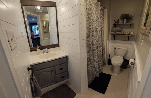 Cloverdale Other | Cozy Farmhouse w/short walk to a private laken
