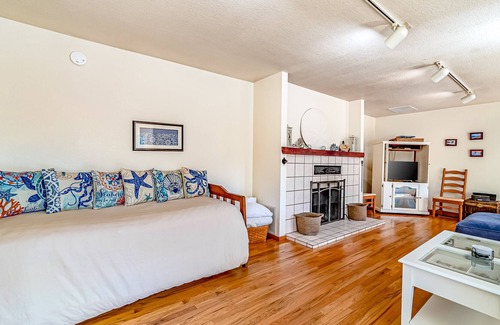 Trinidad House | Cozy farmhouse with firepit, deck, BBQ, shared game room, & animals