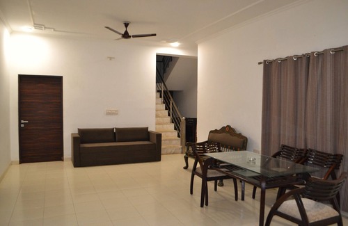 Jaipur District Other | Cozy Farmstay with Swimming Pool. Pet Friendly