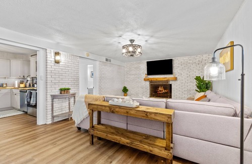 Abilene House | Cozy Fire place ~ King Beds ~ Near ACU ~ Sleeps 12 ~ FirePit ~ Pickleball ~ Pets