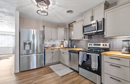 Abilene House | Cozy Fire place ~ King Beds ~ Near ACU ~ Sleeps 12 ~ FirePit ~ Pickleball ~ Pets