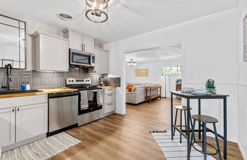 Abilene House | Cozy Fire place ~ King Beds ~ Near ACU ~ Sleeps 12 ~ FirePit ~ Pickleball ~ Pets