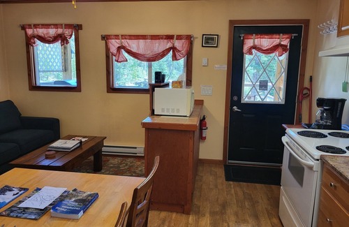 Nordegg House | Cozy Fireside Cottage - White Goat