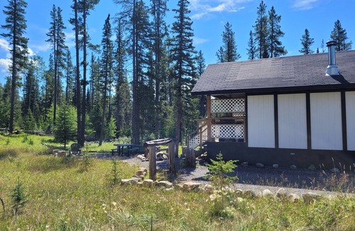 Nordegg House | Cozy Fireside Cottage - White Goat