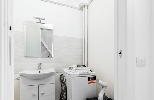 Milan House | Cozy flat, metro M4, 10min to Centre, 3 to Linate