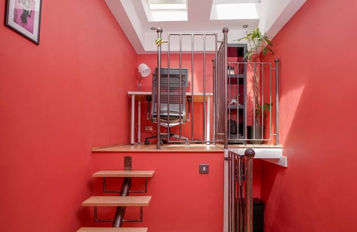 Maida Vale Apartment | Cozy Flat With Skylights in Great Neighbourhood