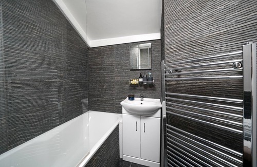 Maida Vale Apartment | Cozy Flat With Skylights in Great Neighbourhood