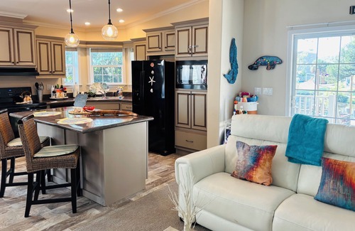 Weeki Wachee Gardens House | Cozy Florida Vibe-Weeki Wachee Waterfront Home- Early & Late Ck-in & out!