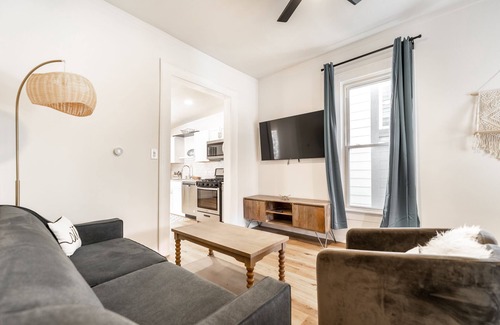 Indianapolis House | Cozy Fountain Square gem near Lucas Oil Stadium ! Pet-Friendly!