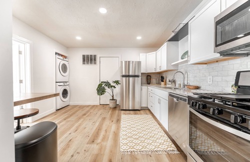 Indianapolis House | Cozy Fountain Square gem near Lucas Oil Stadium ! Pet-Friendly!
