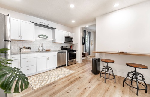 Indianapolis House | Cozy Fountain Square gem near Lucas Oil Stadium ! Pet-Friendly!