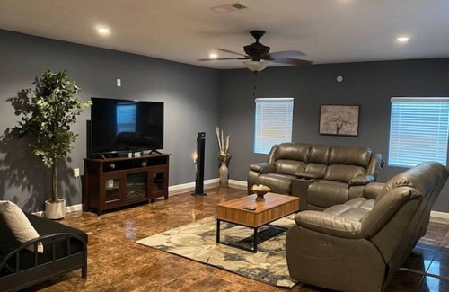 South Arlington House | Cozy Four Bedroom Home Arlington TX Entmt District - 10mins to everything!