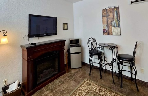 Fredericksburg Cottage | Cozy Fredericksburg Retreat | Fire Pit & Wineries