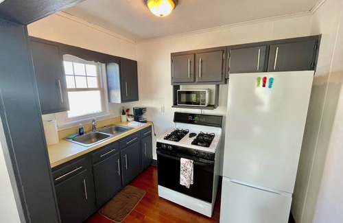 Bayview Apartment | Cozy Frog on the Beach! 2-bedroom Efficiency w/Beach Access, WiFi, Smart TV
