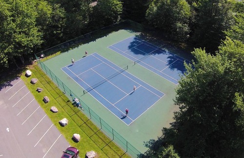 Gouldsboro Ski Chalet | Cozy Fun Chalet: Game rm-Gym-Firepit-EV Charger-Pet Friendly, Cmty Beach & Pool!