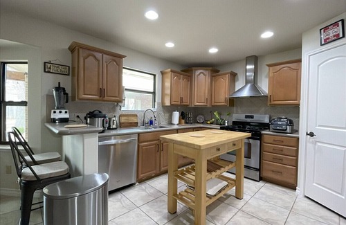 Georgetown House | Cozy Fun Upscale Hot Tub - Pool Table - Firepit - Water Bed