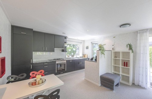 Ouddorp House | Cozy furnished holiday home with a winter garden, lots of privacy, and a spacious garden.