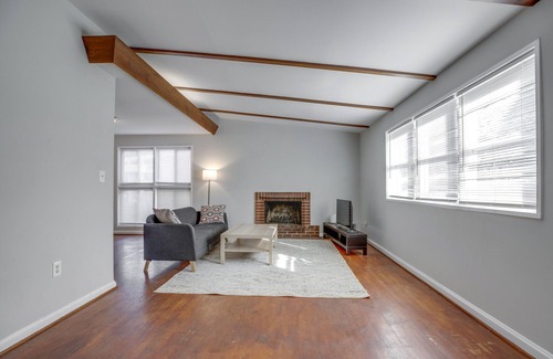 Seminary Hill Apartment | Cozy Furnished Home in Alexandria with Backyard Patio - Upstairs Unit Only