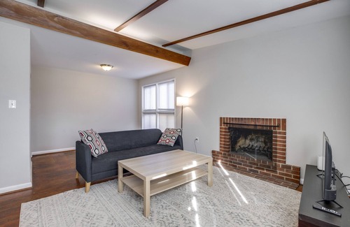 Seminary Hill Apartment | Cozy Furnished Home in Alexandria with Backyard Patio - Upstairs Unit Only