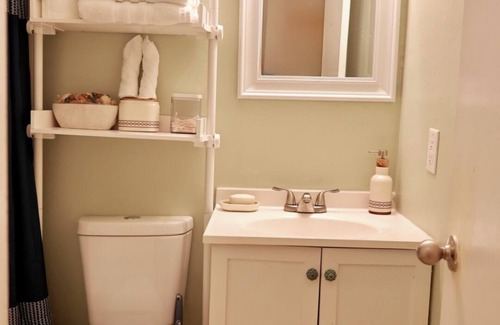 Westover House | Cozy, gallery-inspired stay, 5min to Fort Liberty