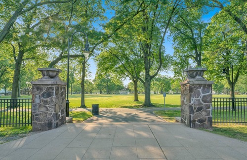 West Side Apartment | Cozy Garden 1Bed Apt, Lincoln Park