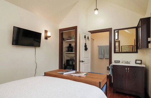 Richmond House | Cozy Garden Cottage in Popular Richmond Neighborhood