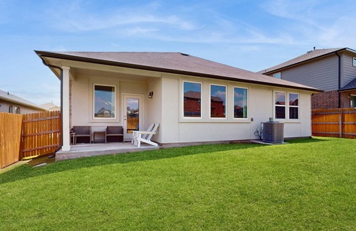 Georgetown House | Cozy Georgetown home with full kitchen, living room and enclosed backyard