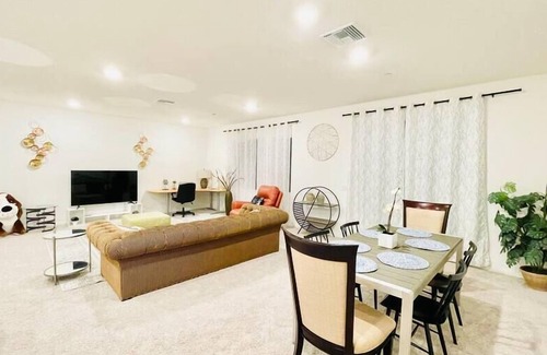 Colton House | Cozy Getaway 5-Bdr Family Retreat Home nearUCR NOS