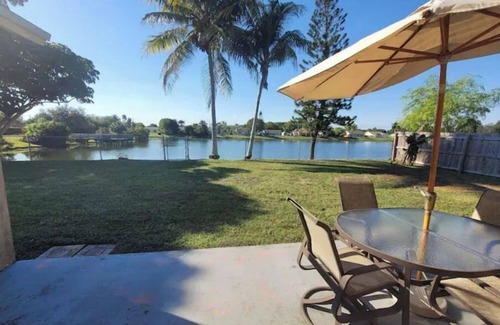 Royal Palm Beach House | Cozy Getaway 5 Min Walk to Parks