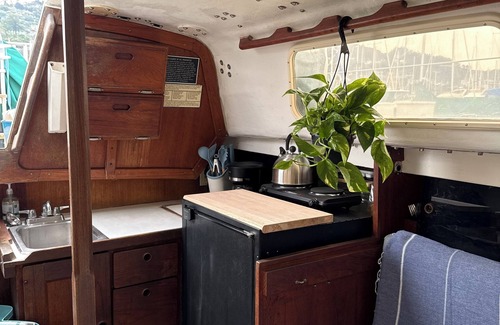 Sausalito Boat Rental | Cozy Getaway Aboard Intrepid – Relax and Unwind on the Water!