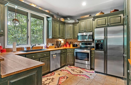 Cartersville House | Cozy getaway in Cartersville and near Lakepoint Sports