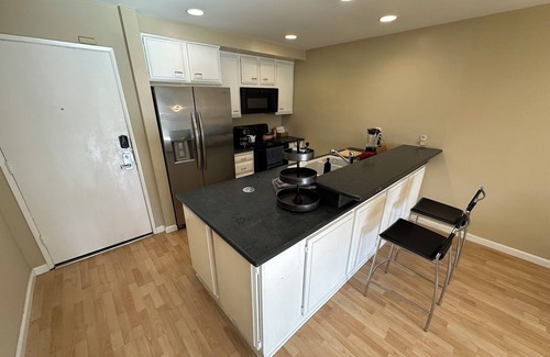 Beverly Grove Condo | Cozy getaway in West Hollywood Pad