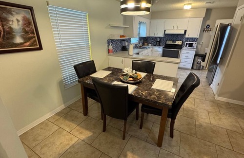 Springtree House | Cozy Getaway: Just 15 mins from UF & 20 mins to Celebration Pointe