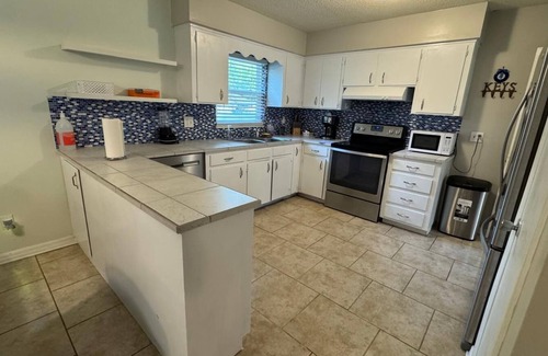 Springtree House | Cozy Getaway: Just 15 mins from UF & 20 mins to Celebration Pointe