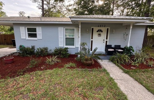 Springtree House | Cozy Getaway: Just 15 mins from UF & 20 mins to Celebration Pointe