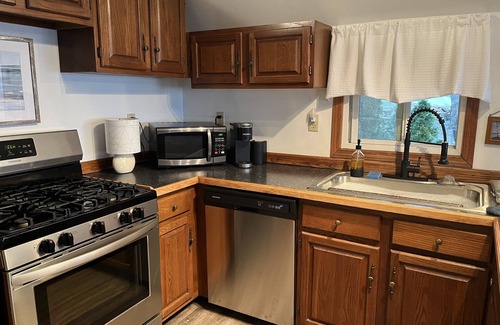 North East Cottage | Cozy Getaway ON Lake Erie