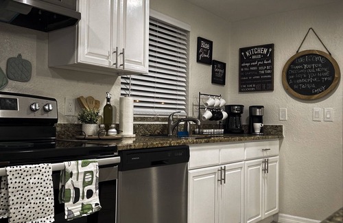 Bearss Plaza House | Cozy Getaway Pet Friendly 10 mins Busch Gardens/Adventure Island