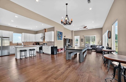 Horseshoe Bay West House | Cozy Getaway w/Hot Tub & Game Room