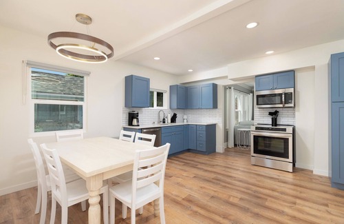 Puyallup House | Cozy getaway w/hot tub & yard between Seattle and Mt Rainier