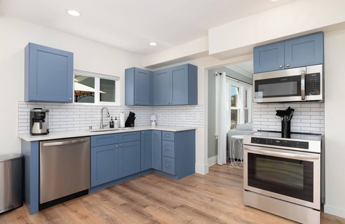 Puyallup House | Cozy getaway w/hot tub & yard between Seattle and Mt Rainier