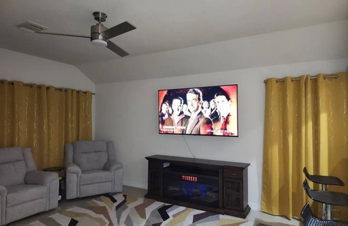 Houston House | Cozy Glen Abbey retreat-sleeps-6