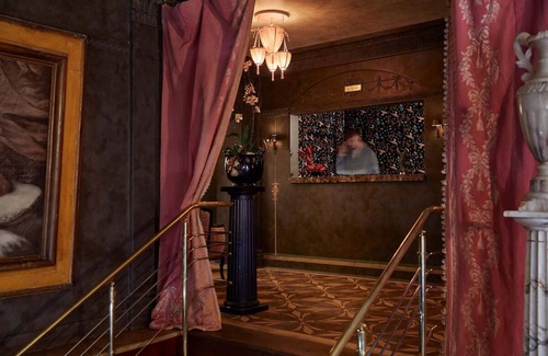 Mount Vernon House | Cozy Gothic Décor Room w/Canopy Bed Perfect for Couples in Baltimore