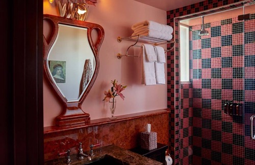 Mount Vernon House | Cozy Gothic Décor Room w/Canopy Bed Perfect for Couples in Baltimore