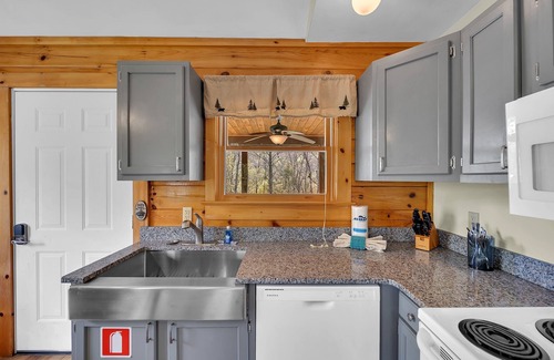 Pittman Center Cabin | Cozy Greenbrier Woods Cabin: 2 Bedrooms with Stunning Mountain Views in Serene Gatlinburg!